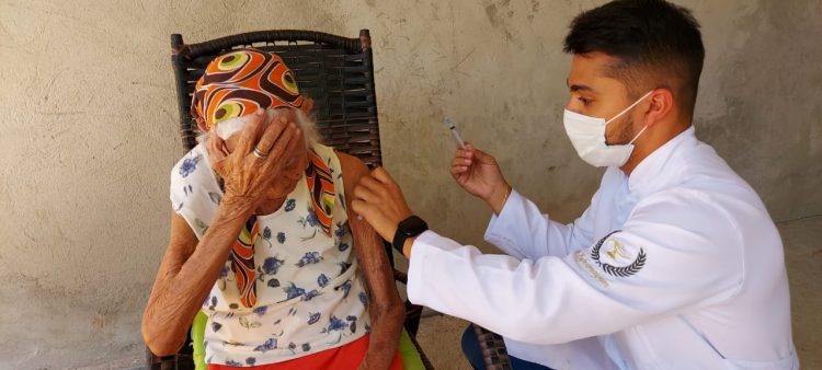Vacinada contra a Covid-19 a mulher mais idosa do Estado: dona Maria Rita, 114 anos