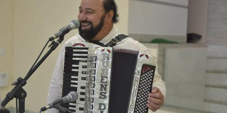 Sanfoneiro Rubens Diniz morre em Governador Valadares vítima da Covid-19