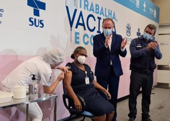 Vacinas contra a Covid-19 começam a chegar aos municípios do ES nesta terça