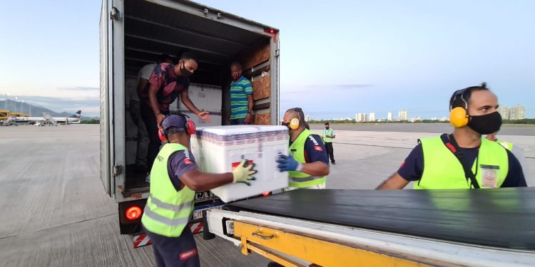 ES recebe mais 84 mil doses da vacina contra Covid-19 e deverá começar a vacinar grupo de mais de 60 até 64 anos