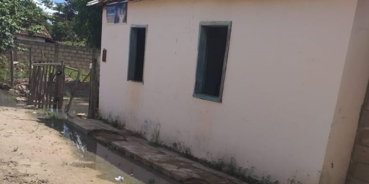 Família do Rio Preto passa mais de 20 dias com esgoto quase dentro de casa