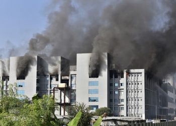 Incêndio atinge prédio do Instituto Serum na Índia mas produção de vacinas não é afetada