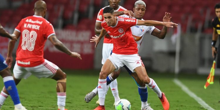 Internacional atropela Fortaleza e fica a um ponto do líder São Paulo Internacional atropela Fortaleza e fica a um ponto do líder São Paulo