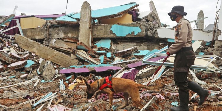 Chuvas torrenciais dificultam busca por sobreviventes do terremoto na Indonésia