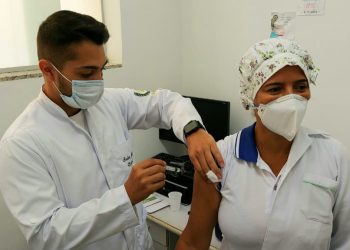 Mais de 100 profissionais do Hospital Estadual Dr. Alceu Melgaço Filho estão sendo vacinados contra a Covid-19