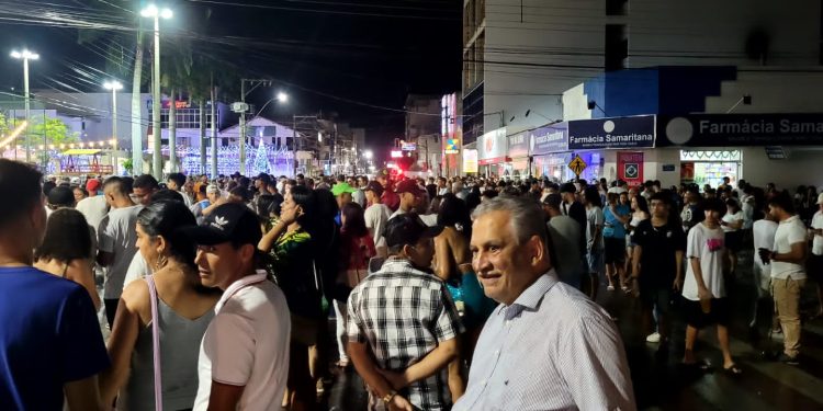 Enivaldo encerra festas de emancipação assistindo a show de fogos na praça Enivaldo encerra festas de emancipação assistindo a show de fogos na praça