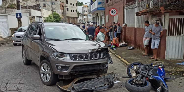 Acidente entre carro e moto deixa duas pessoas feridas em Mantena