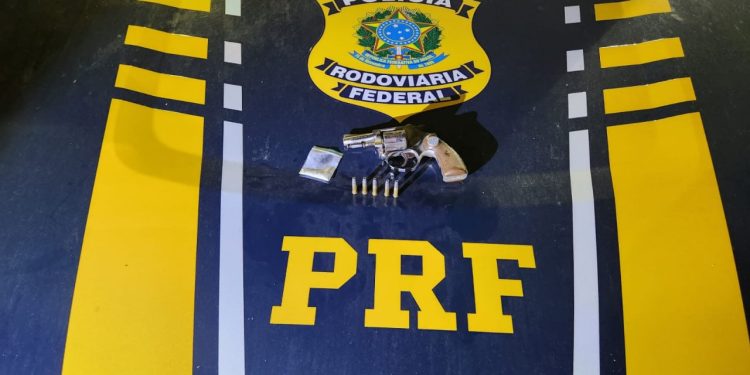 Homem armado e drogado é preso pela PRF na BR-101 na Serra, no ES Homem armado e drogado é preso pela PRF na BR-101 na Serra, no ES