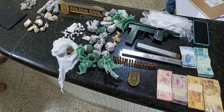 PC apreende drogas e armas e prende três traficantes em operação na madrugada em Linhares