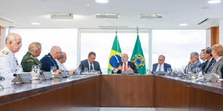 Como nos tempos de JK, Lula faz aceno para acalmar os militares, estratégia que já deu certo de outras vezes