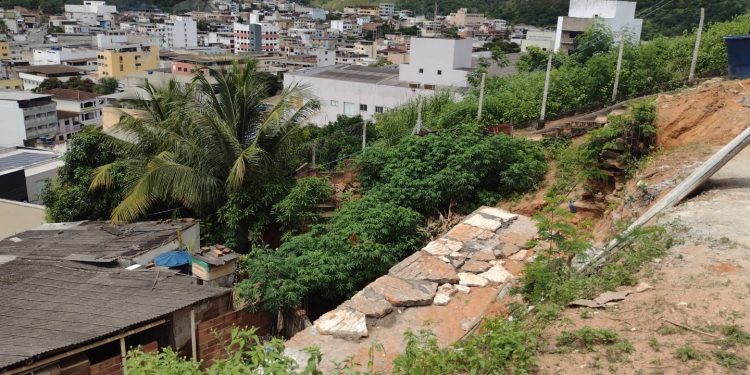 Secretaria de Obras constrói mais um muro de arrimo, desta vez no bairro Cruzeiro