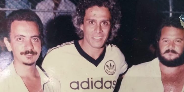 Vascaíno ‘roxo’, prefeito Enivaldo lamenta a morte do ídolo Roberto Dinamite Vascaíno ‘roxo’, prefeito Enivaldo lamenta a morte do ídolo Roberto Dinamite