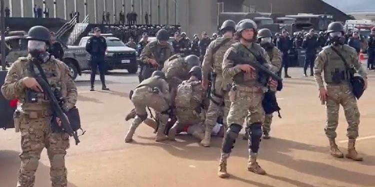 Mais de 1.200 golpistas presos e acampamentos no QG do Exército é esvaziado em Brasília Mais de 1.200 golpistas presos e acampamentos no QG do Exército é esvaziado em Brasília