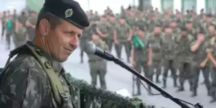 General que defendeu resultado das eleições perante a tropa é o novo chefe do Exército. Veja vídeo… General que defendeu resultado das eleições perante a tropa é o novo chefe do Exército. Veja vídeo…