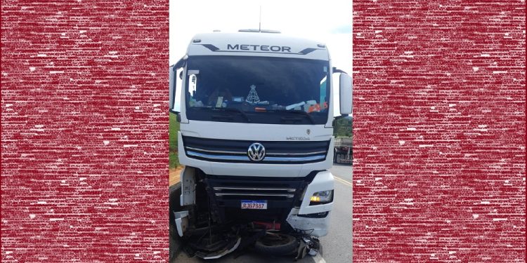 Acidente envolvendo motocicleta, carretas e um automóvel deixa uma vítima em estado grave na BR-101 Sul em Anchieta Acidente envolvendo motocicleta, carretas e um automóvel deixa uma vítima em estado grave na BR-101 Sul em Anchieta