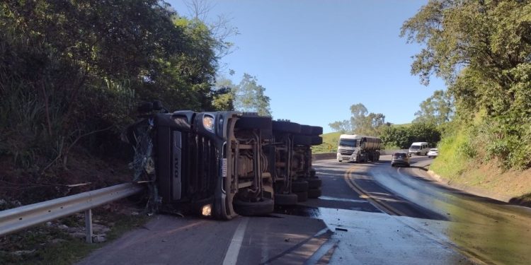 Caminhão tomba na BR-101 perto de Iconha na manhã desta segunda, 16