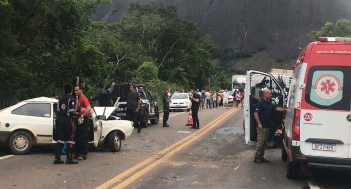 Homem de 72 anos dirigia Gol que bateu contra dois caminhões na Rodovia do Café nesta quarta, 25