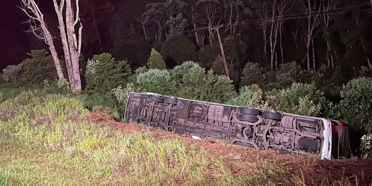 Paraná: Pelo menos sete pessoas morrem após ônibus de viagem tombar na BR-277, em Fernandes Pinheiro