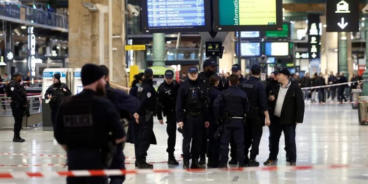 Homem com faca deixa seis pessoas feridas em estação de trem de Paris Homem com faca deixa seis pessoas feridas em estação de trem de Paris