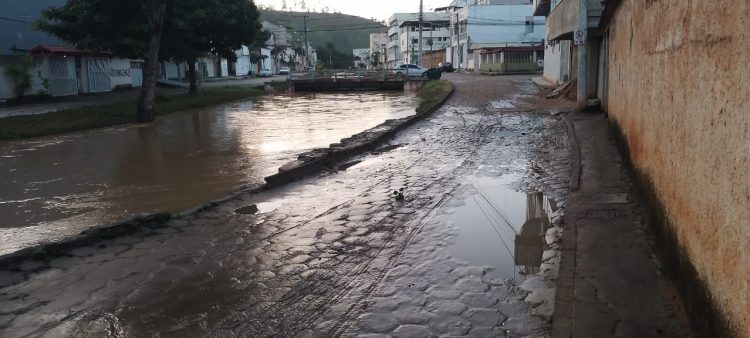 Volume de água no rio São Francisco baixa para 2,35 metros na manhã deste sábado, 28