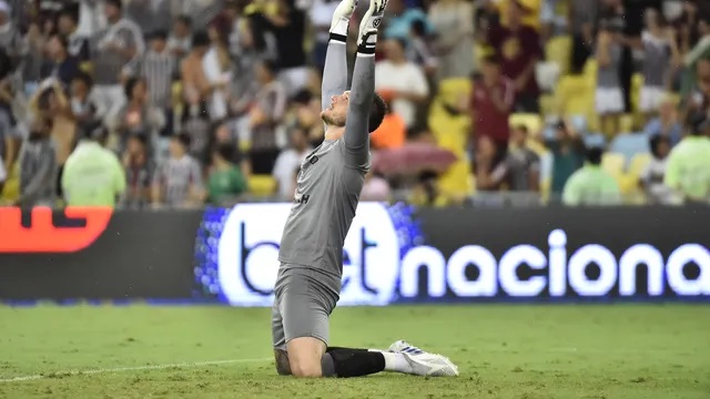 Botafogo vence o Fluminense, sobe para terceiro, e mantém Flamengo na liderança do Carioca Botafogo vence o Fluminense, sobe para terceiro, e mantém Flamengo na liderança do Carioca