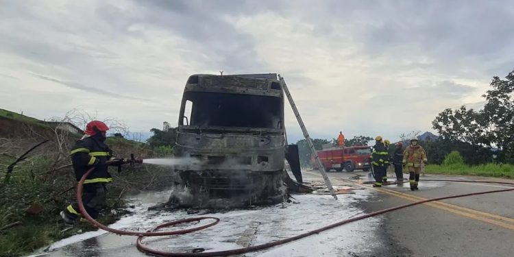 Carreta que ia do ES para São Paulo pega fogo na BR-381, perto de G. Valadares, mas motorista escapa ileso Carreta que ia do ES para São Paulo pega fogo na BR-381, perto de G. Valadares, mas motorista escapa ileso