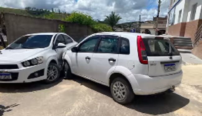 Veículo desgovernado desce rua e atinge outros três perto do HDAMF em Barra de São Francisco; veja vídeo Veículo desgovernado desce rua e atinge outros três perto do HDAMF em Barra de São Francisco; veja vídeo
