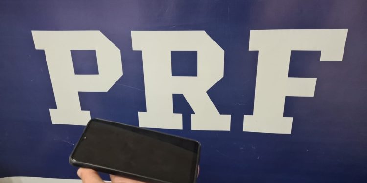 Casal é flagrado com celular roubado e acaba preso pela PRF na BR 101, no ES