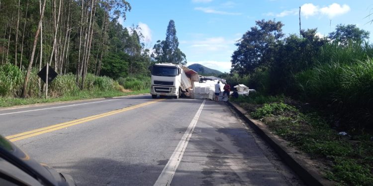 Carga de celulose cai de carreta e interrompe trânsito parcialmente na BR-259 em João Neiva Carga de celulose cai de carreta e interrompe trânsito parcialmente na BR-259 em João Neiva