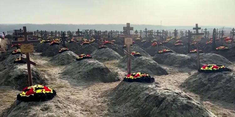 Imagens de satélite mostram que cemitério de mercenários de Putin não para de crescer Imagens de satélite mostram que cemitério de mercenários de Putin não para de crescer