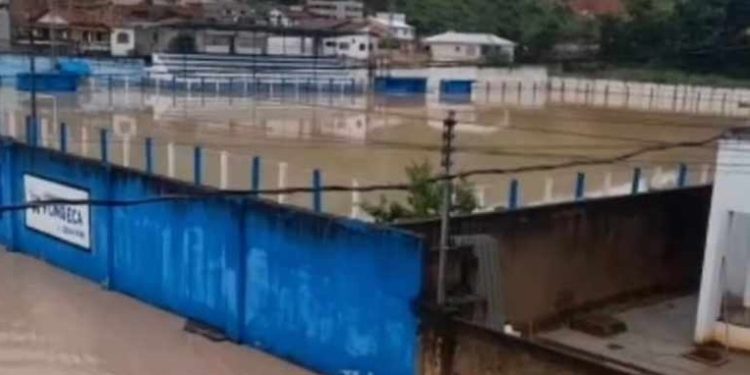 Temporal na madrugada desta sexta, 27, deixou muitos mantenenses ilhados; veja fotos e vídeos Temporal na madrugada desta sexta, 27, deixou muitos mantenenses ilhados; veja fotos e vídeos