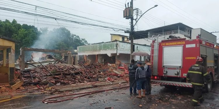Quatro casas são atingidas em séries de explosões em Juiz de Fora Quatro casas são atingidas em séries de explosões em Juiz de Fora