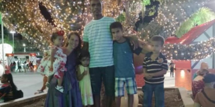 Parentes da familia morta em acidente neste domingo, em Sooretama, virão reconhecer os corpos das vítimas