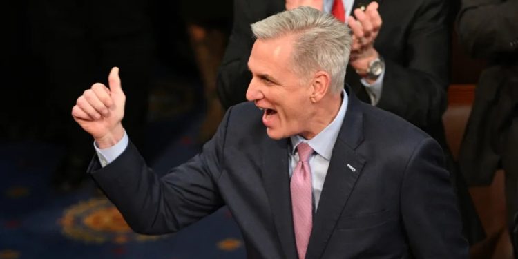 Kevin McCarthy é eleito presidente da Câmara dos EUA na 15ª rodada de votação