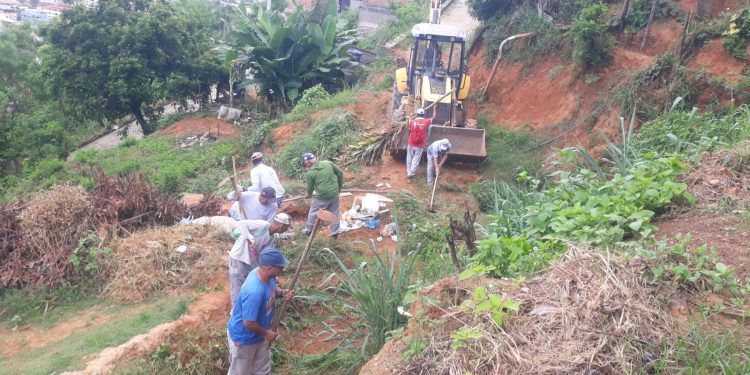 Secretaria de Limpeza Pública faz mutirão de limpeza de valão no bairro Colina Secretaria de Limpeza Pública faz mutirão de limpeza de valão no bairro Colina