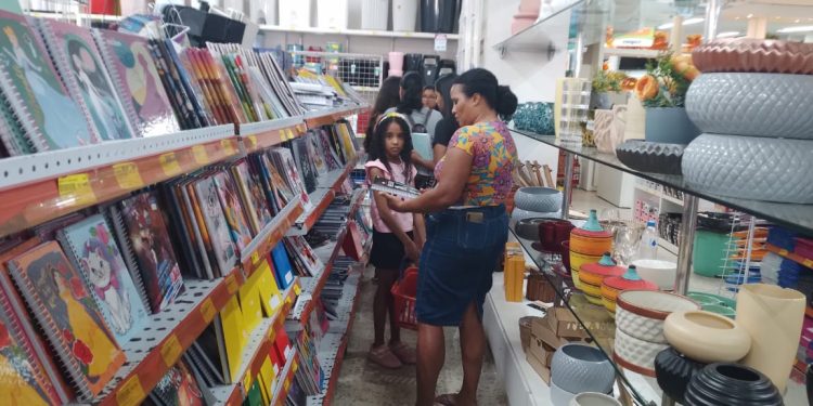 Pais devem ficar atentos e pesquisar preços de material escolar, diz Procon Pais devem ficar atentos e pesquisar preços de material escolar, diz Procon
