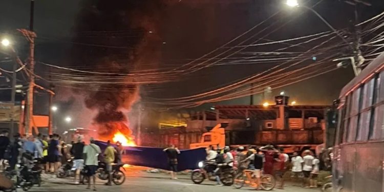 Vândalos queimam e depredam ônibus em Vitória e Cariacica após morte de barbeiro no bairro Porto Novo Vândalos queimam e depredam ônibus em Vitória e Cariacica após morte de barbeiro no bairro Porto Novo