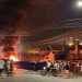 Vândalos queimam e depredam ônibus em Vitória e Cariacica após morte de barbeiro no bairro Porto Novo Vândalos queimam e depredam ônibus em Vitória e Cariacica após morte de barbeiro no bairro Porto Novo