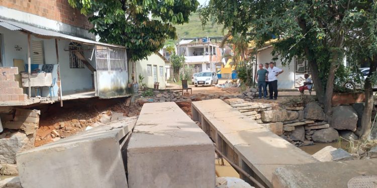 Limpeza de ruas atingidas pela enchente de sexta, continua nesta segunda-feira, 30 Limpeza de ruas atingidas pela enchente de sexta, continua nesta segunda-feira, 30