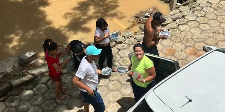 Programas alimentares da PMBSF serviram mais de 200 refeições gratuitas nos bairros atingidos pela enchente Programas alimentares da PMBSF serviram mais de 200 refeições gratuitas nos bairros atingidos pela enchente
