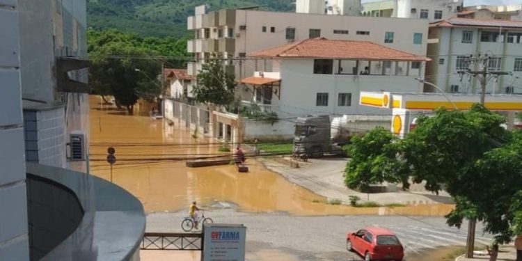 Rio Doce atinge 3,35 metros acima do nível e inunda ruas do São Pedro em Governador Valadares