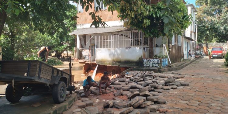 Força das águas destruiu ponte e quase derrubou casa entre a praça do Campo do Novo e o Justinópolis Força das águas destruiu ponte e quase derrubou casa entre a praça do Campo do Novo e o Justinópolis