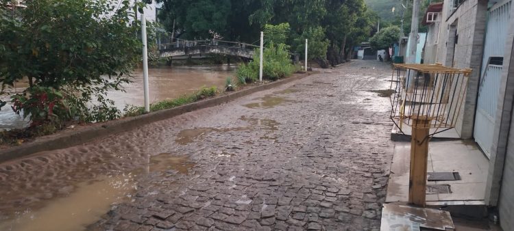 Volume de água no rio São Francisco baixa para 2,35 metros na manhã deste sábado, 28