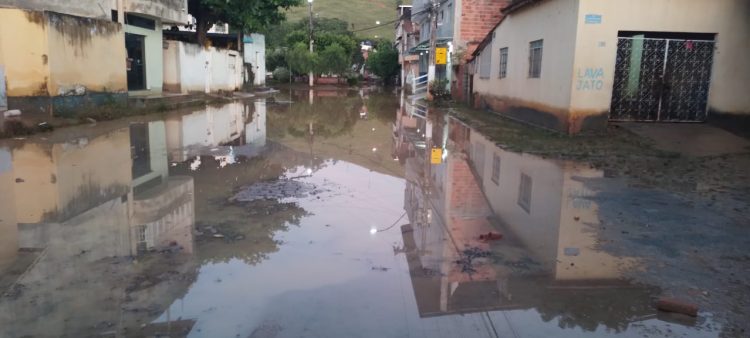 Volume de água no rio São Francisco baixa para 2,35 metros na manhã deste sábado, 28