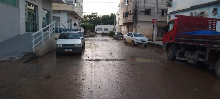 Volume de água no rio São Francisco baixa para 2,35 metros na manhã deste sábado, 28