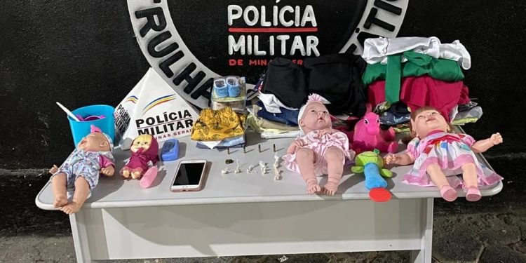 Ladrões de bonecas: jovens são presos no centro de Mantena, com drogas e várias bonecas roubadas no comércio