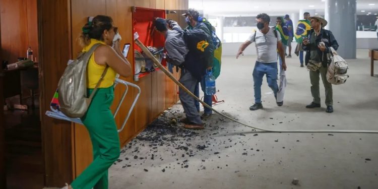 Câmara dos Deputados realiza exposição para marcar um ano dos ataques golpistas Câmara dos Deputados realiza exposição para marcar um ano dos ataques golpistas