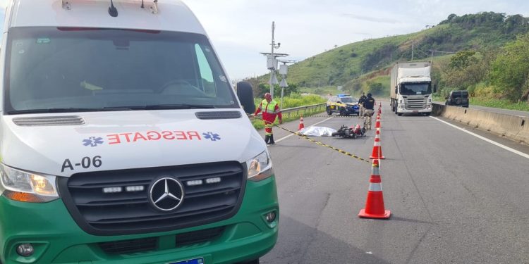 Motociclista morre atropelado após perder controle da moto e cair na BR-101, perto de Viana Motociclista morre atropelado após perder controle da moto e cair na BR-101, perto de Viana