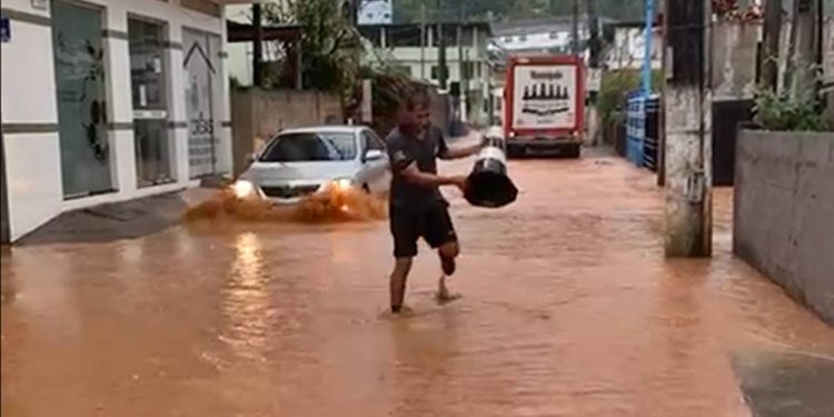 Quase 100mm de chuvas e cai granizo nas montanhas capixabas, depois do calorão Quase 100mm de chuvas e cai granizo nas montanhas capixabas, depois do calorão