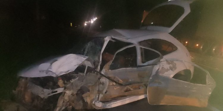 Caminhão de verdura bate contra Celta e deixa um morto na BR-101 perto de Conceição da Barra Caminhão de verdura bate contra Celta e deixa um morto na BR-101 perto de Conceição da Barra
